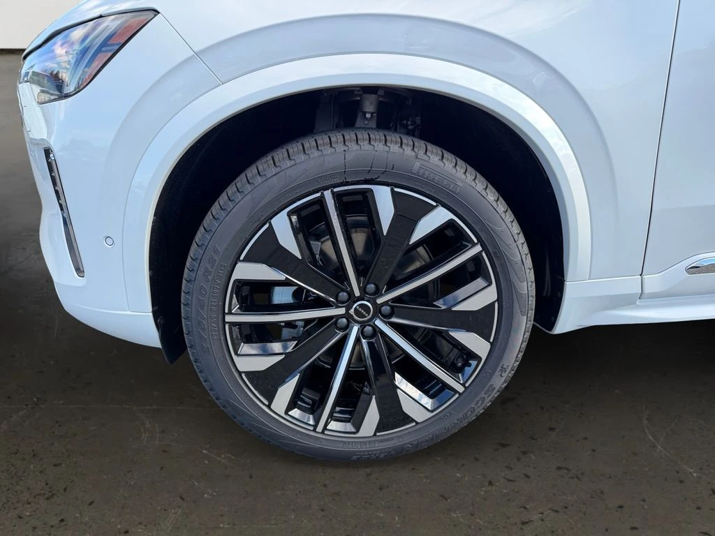 2026 Volvo - image 25