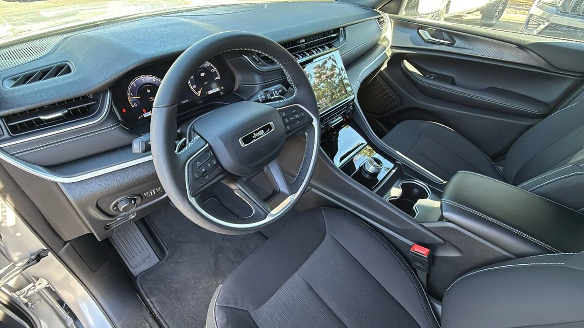 2025 Jeep Grand Cherokee Laredo - Photo 10