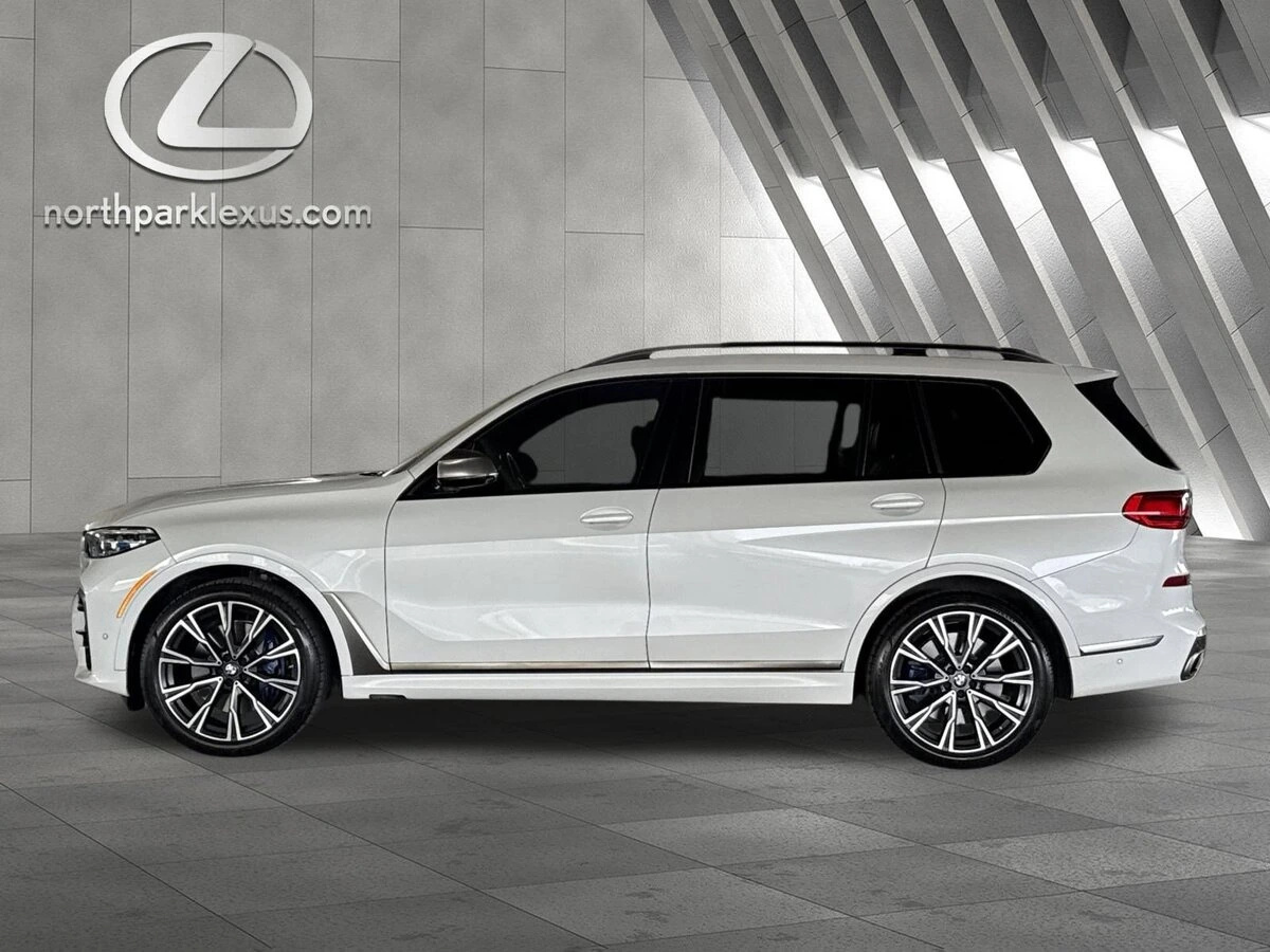 2021 BMW X7 M50i's photo