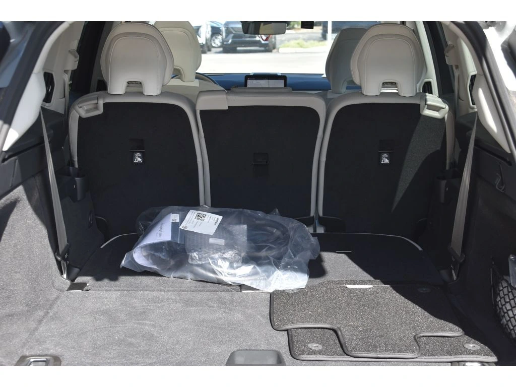 2025 Volvo - image 26