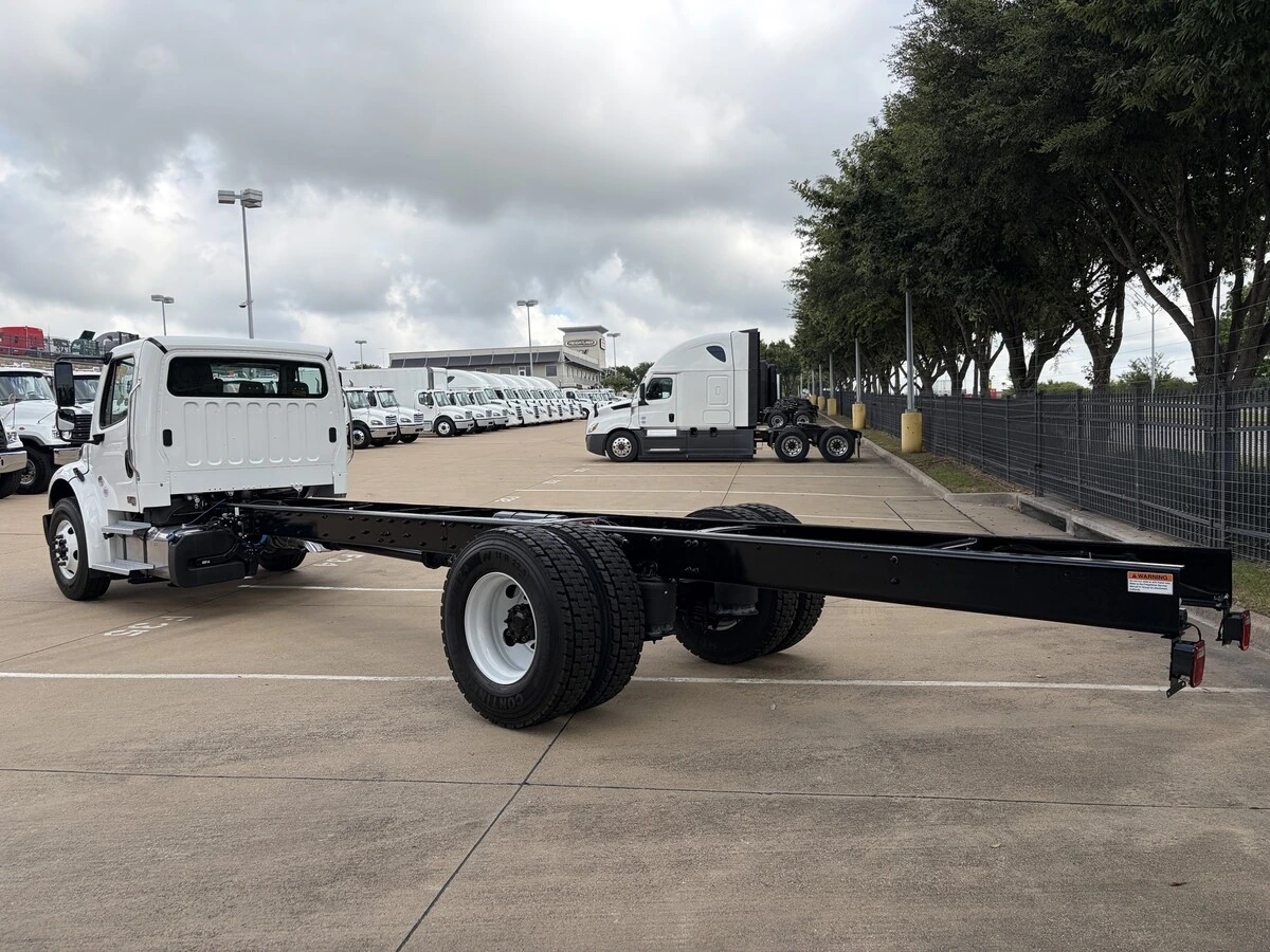 2027 Freightliner M2 106 — photo 3