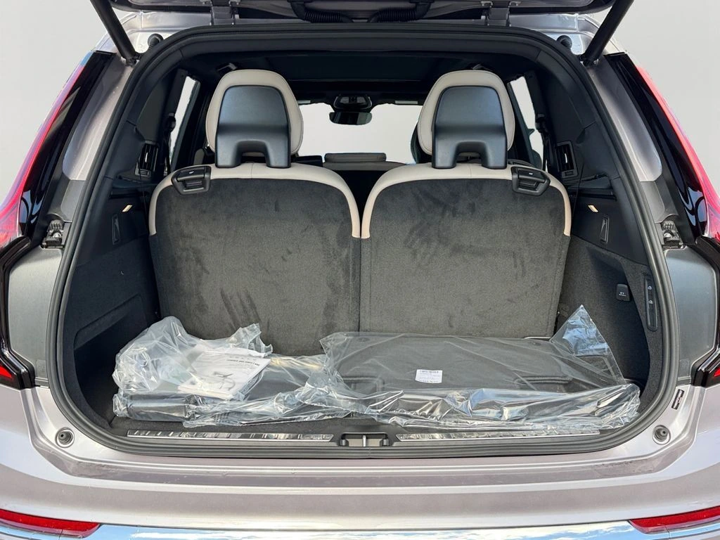 2026 Volvo - image 9