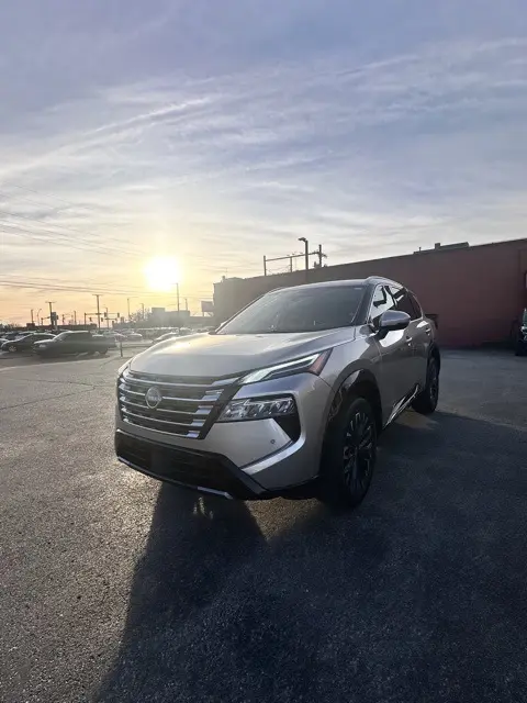 2025 Nissan Rogue Platinum's photo