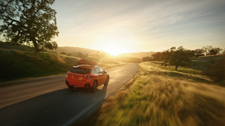 Conducción de Subaru naranja