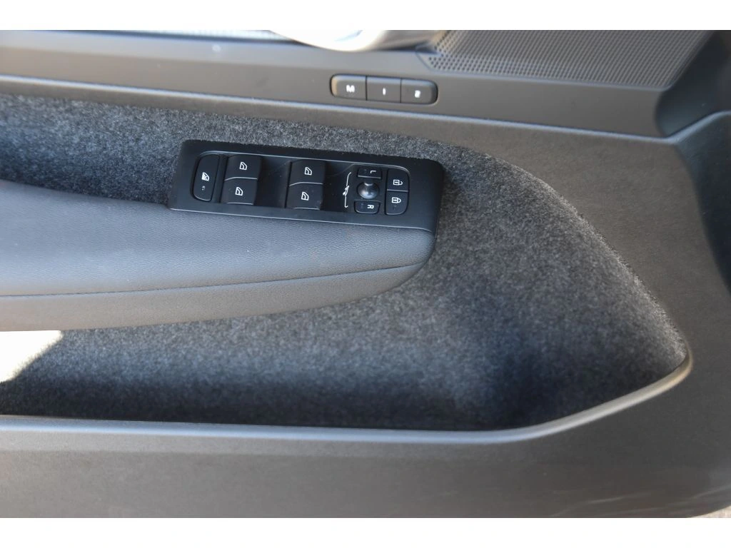 2026 Volvo - image 27