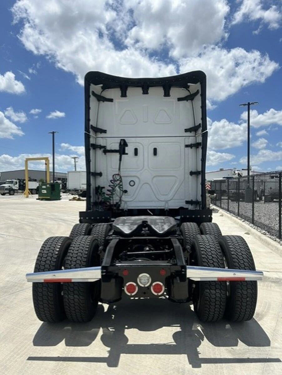 2025 Freightliner Cascadia — photo 4