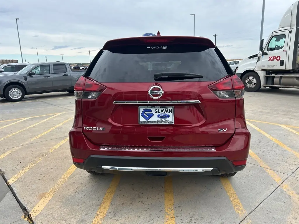 2018 Nissan Rogue SV photo 2