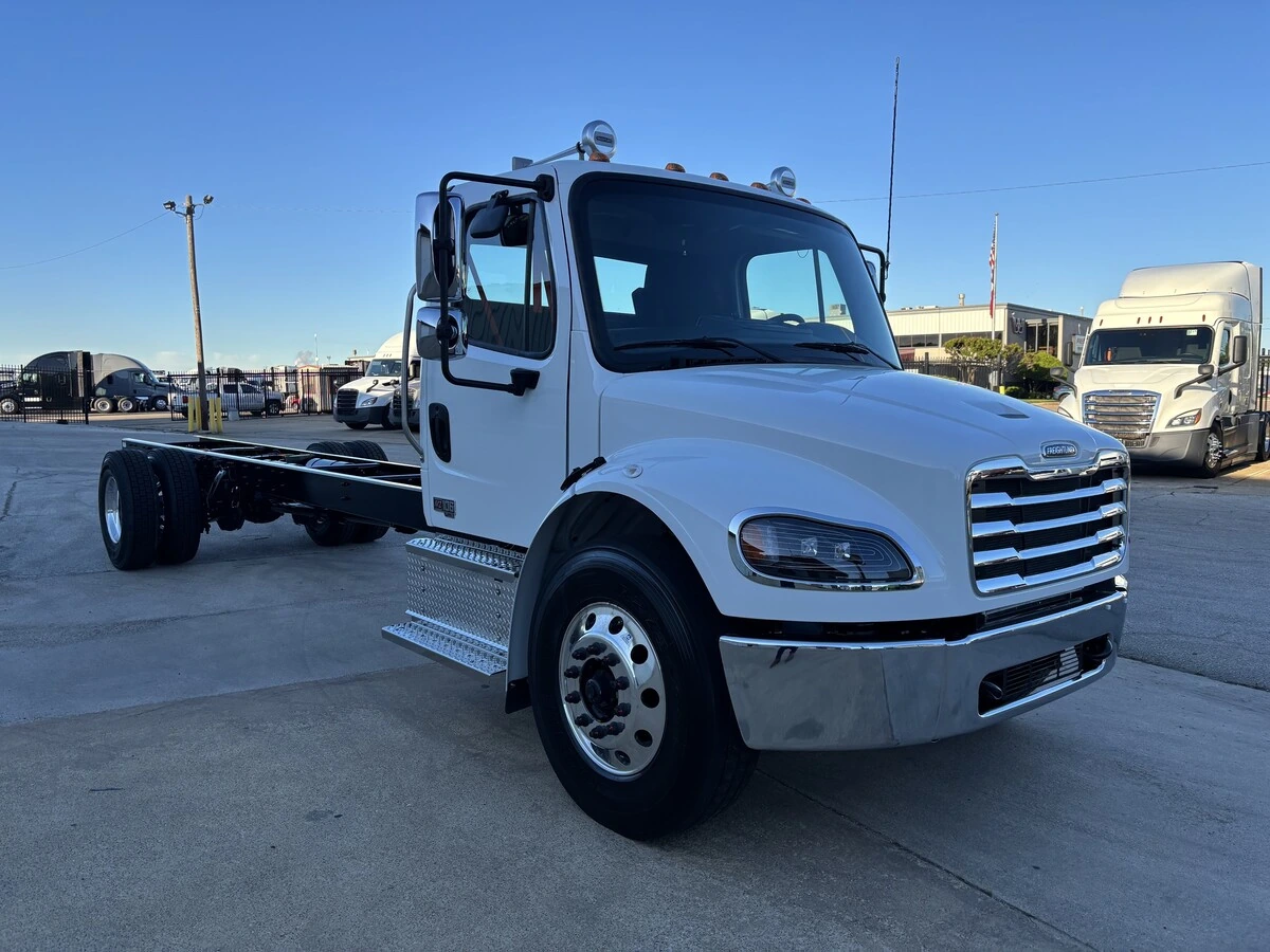 2027 Freightliner M2 106 - image 4