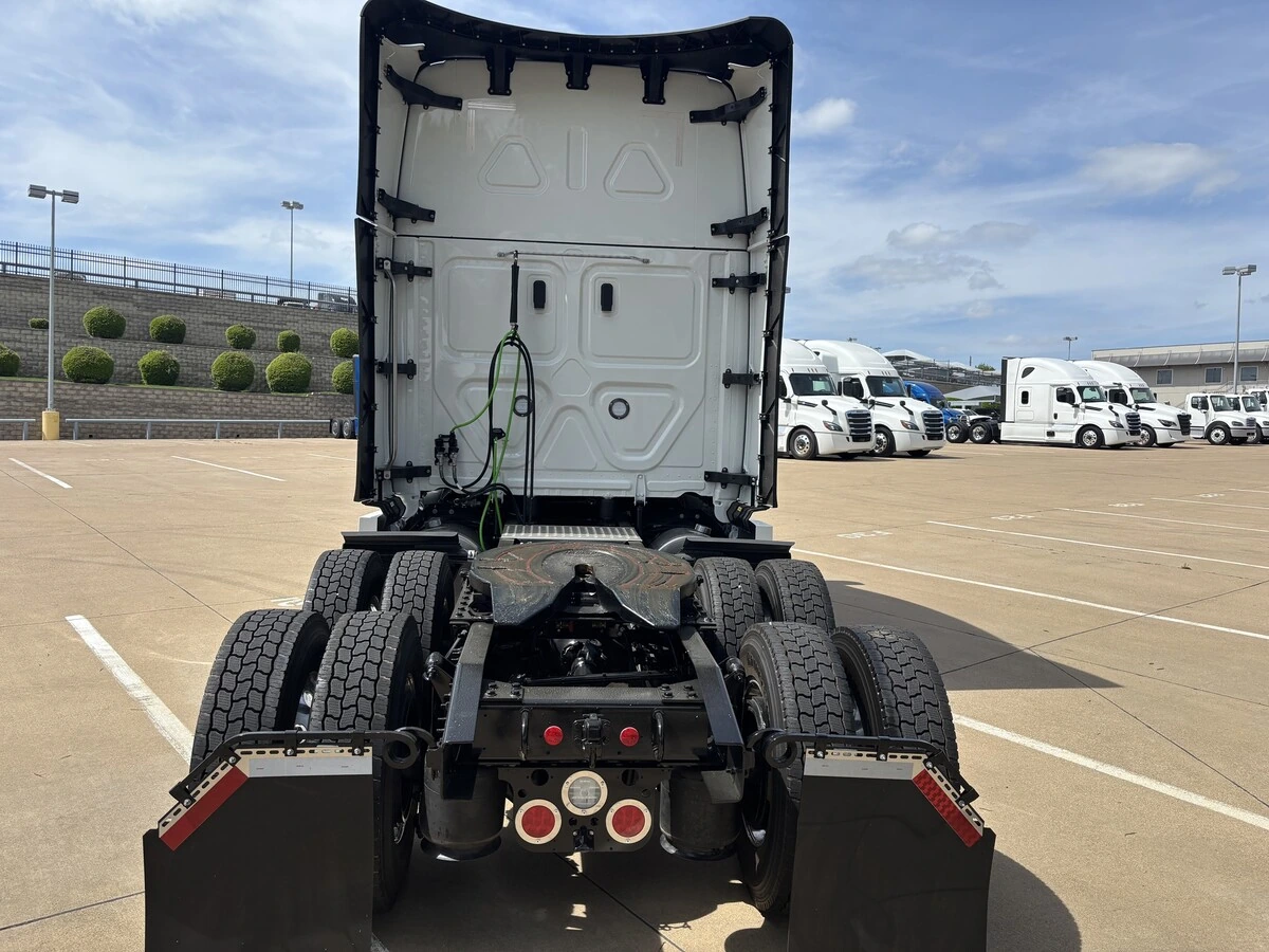 2027 Freightliner Cascadia - image 4