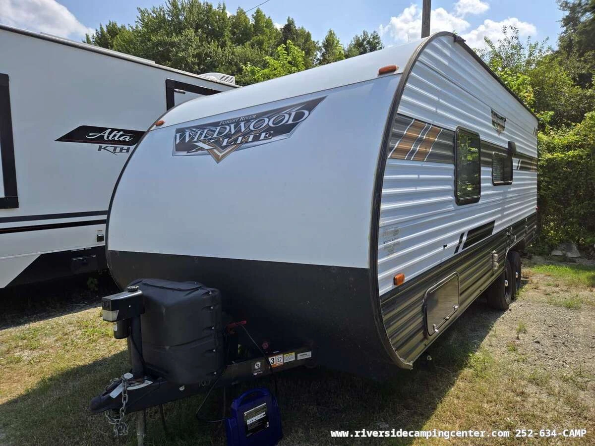 2020 Forest River Wildwood X-Lite 19DBXL image 3