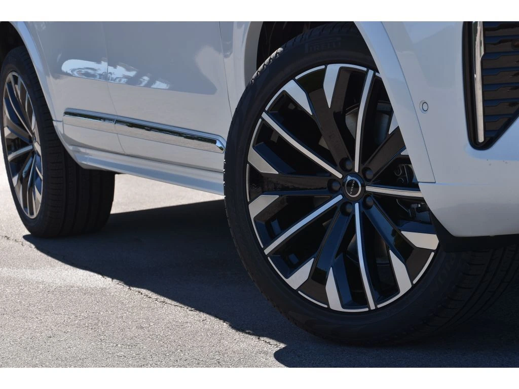 2026 Volvo - image 9