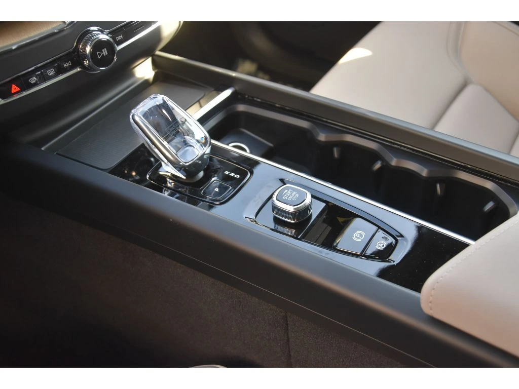 2026 Volvo - image 33