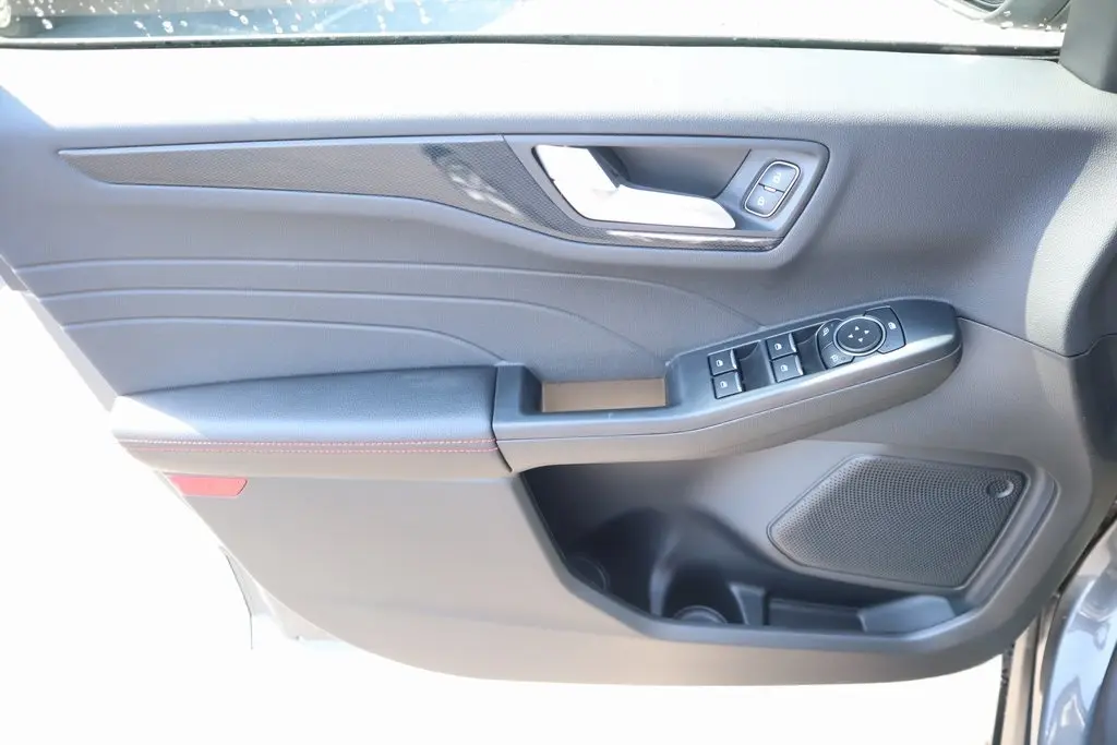 2026 Ford Escape ST-Line photo 16