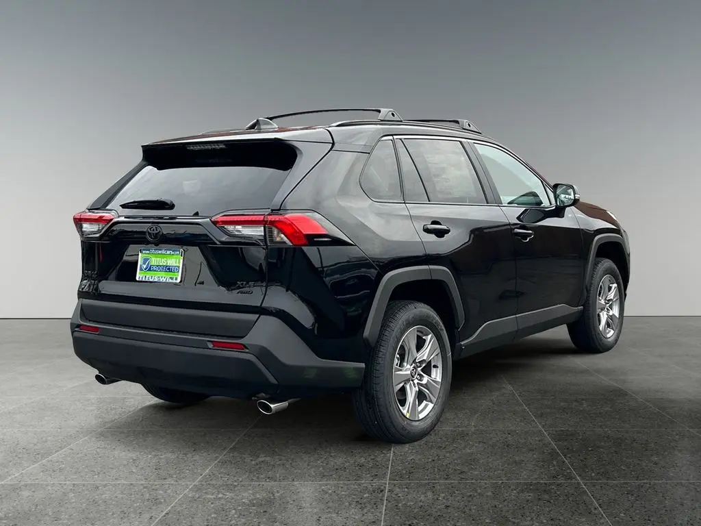 2025 Toyota RAV4 XLE photo 4