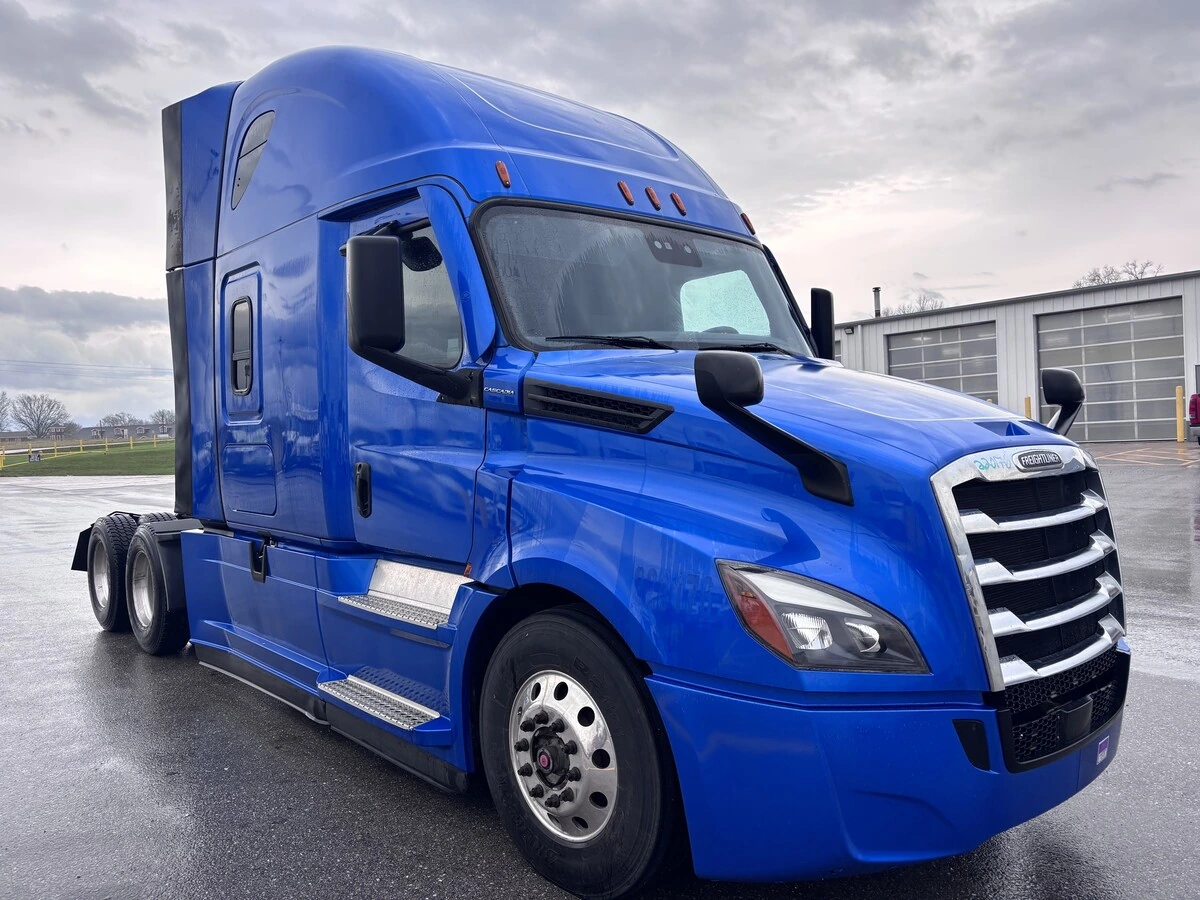 2022 Freightliner Cascadia - image 2