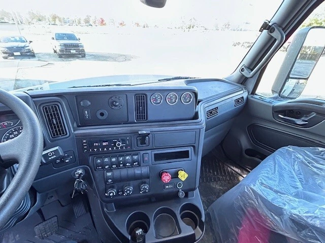 2025 International LT — photo 8