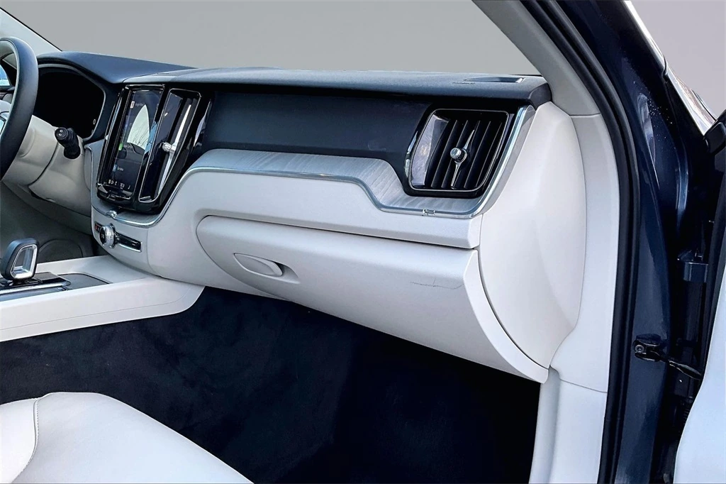 2023 Volvo - image 25