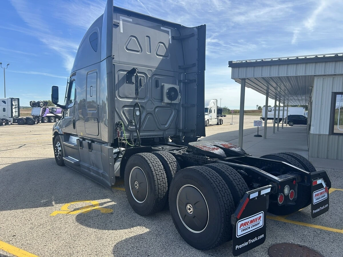 2022 Freightliner Cascadia — photo 7