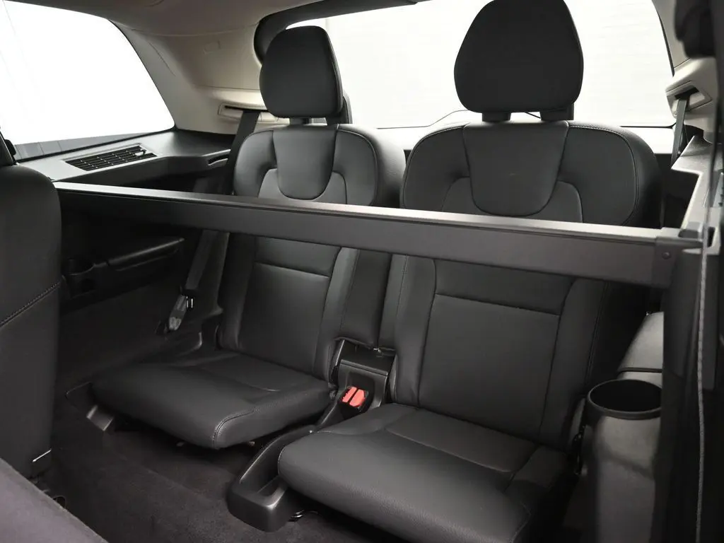 2025 Volvo - image 27