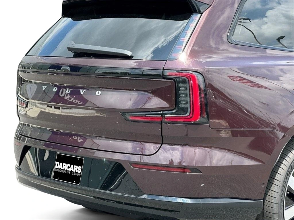 2025 Volvo - image 7