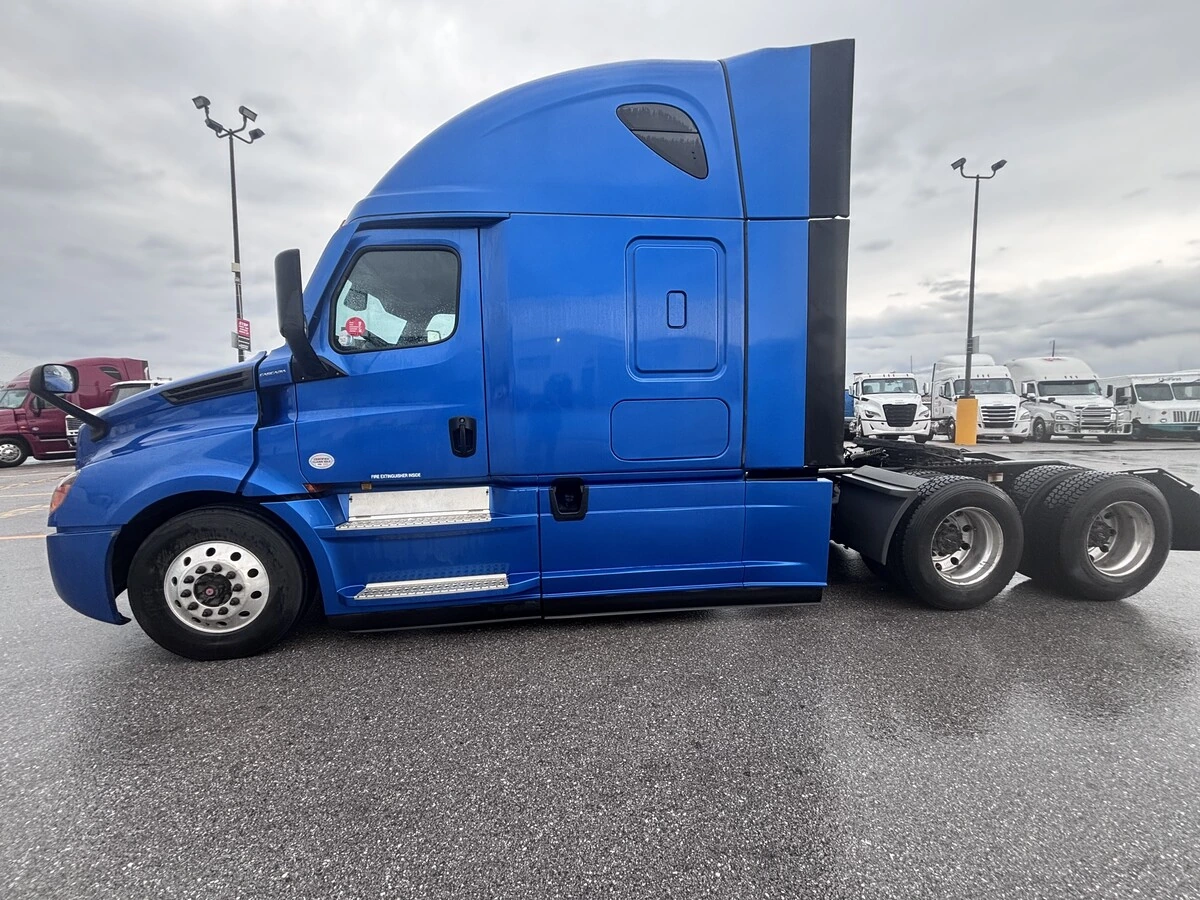 2022 Freightliner Cascadia - image 6