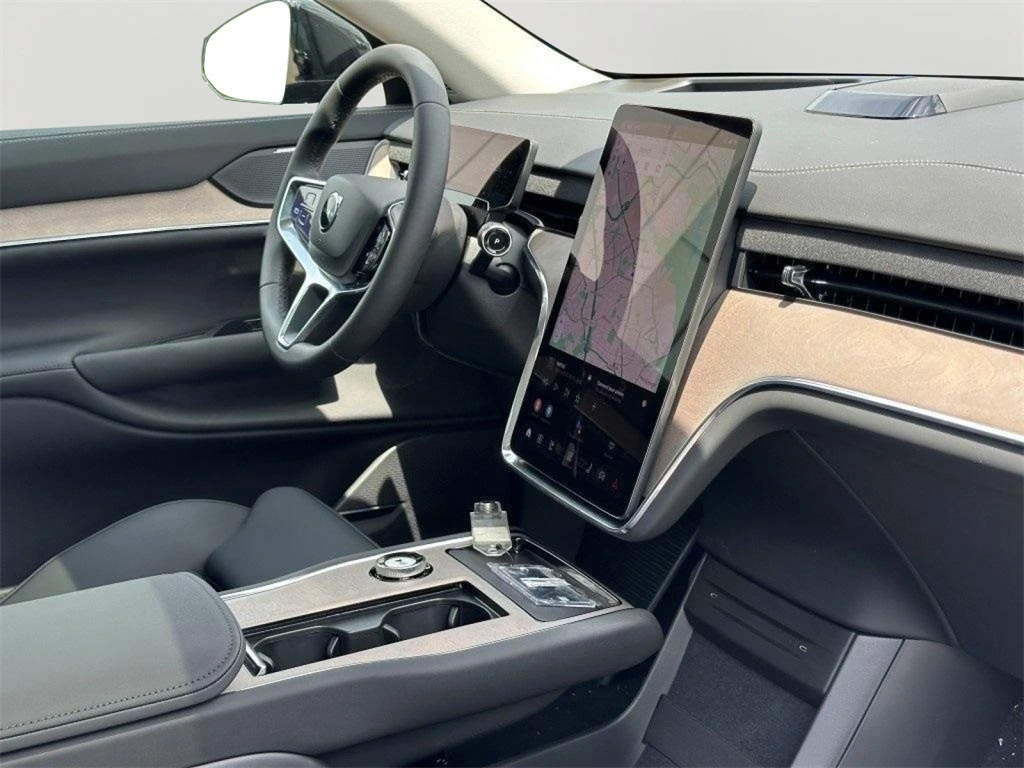 2025 Volvo - image 10