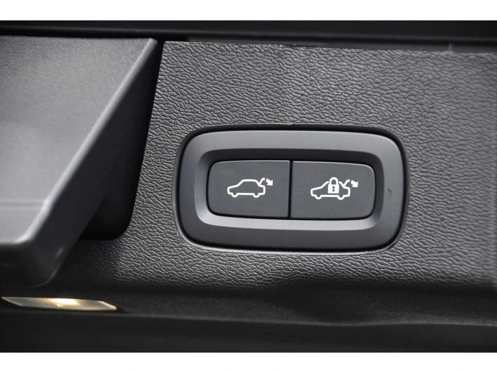 2026 Volvo - image 23