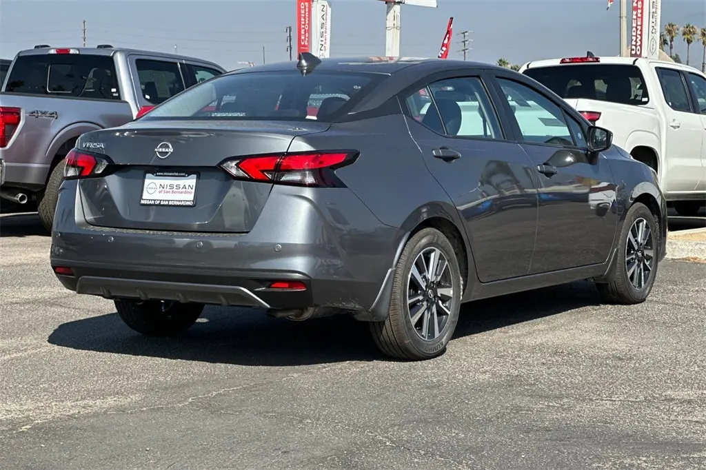 2025 Nissan Versa 1.6 SV photo 3
