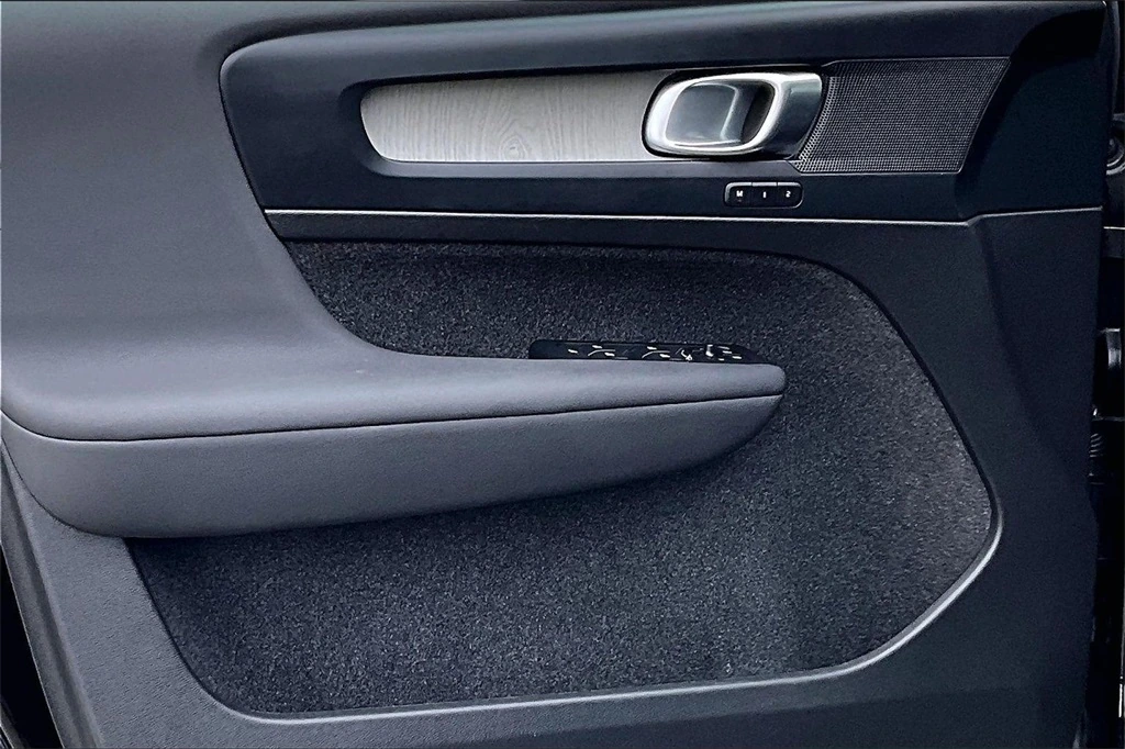 2026 Volvo - image 20