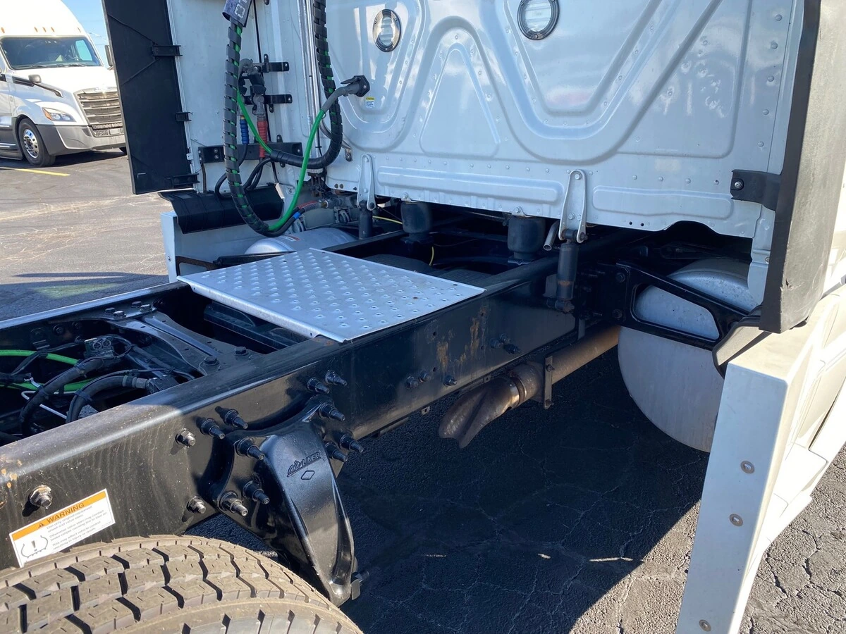 2022 Freightliner Cascadia — photo 6