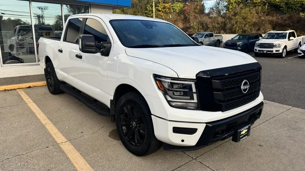 2023 Nissan Titan SV photo 2
