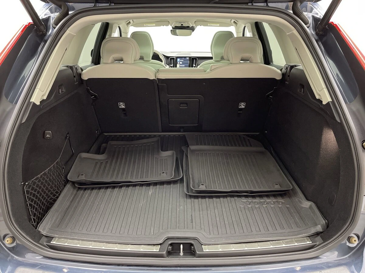 2020 Volvo - image 21