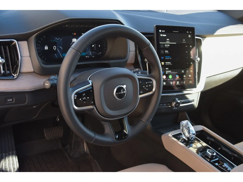 2026 Volvo - image 12