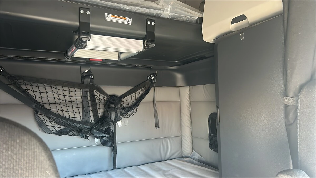 2022 Freightliner Cascadia - image 4