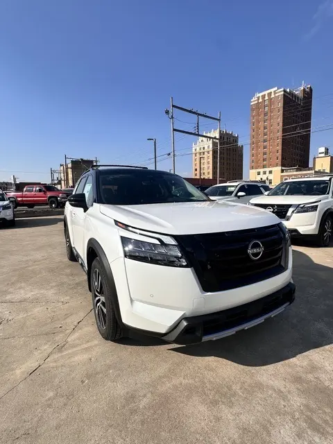 2025 Nissan Pathfinder Platinum photo 2