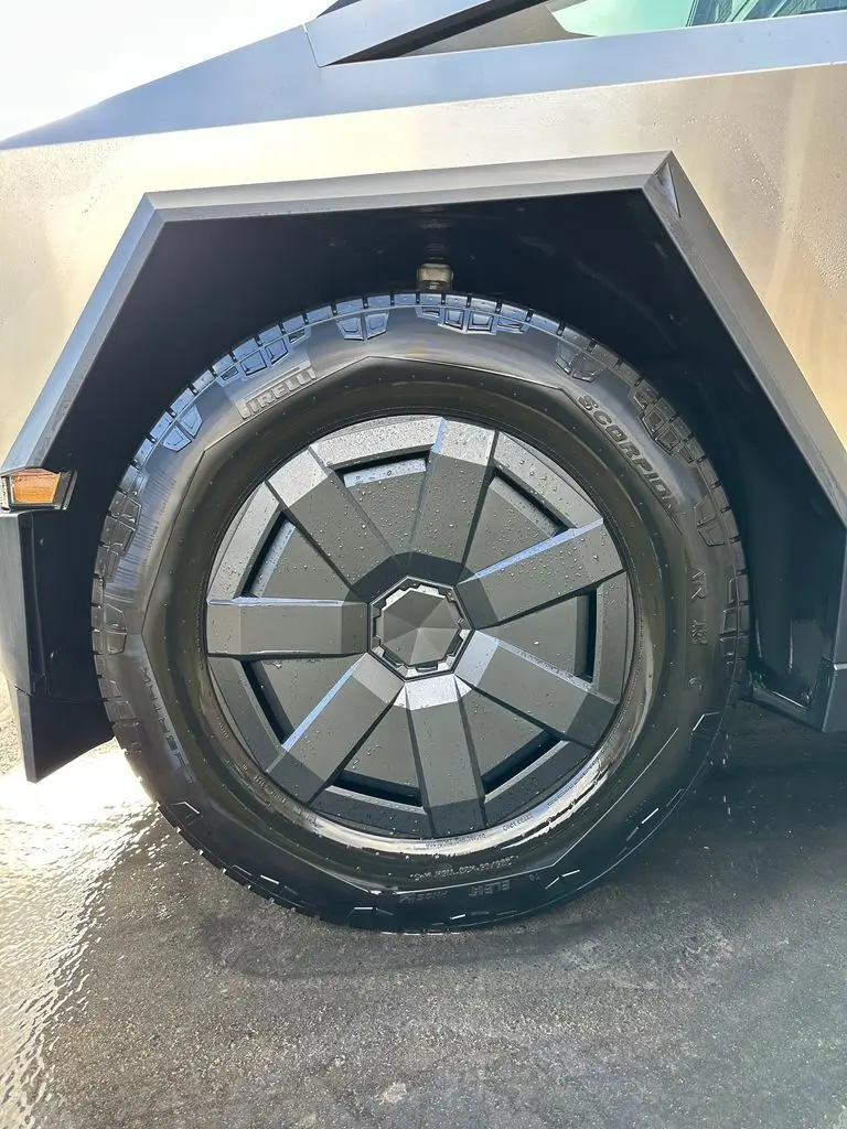 2024 Tesla Cybertruck photo 2