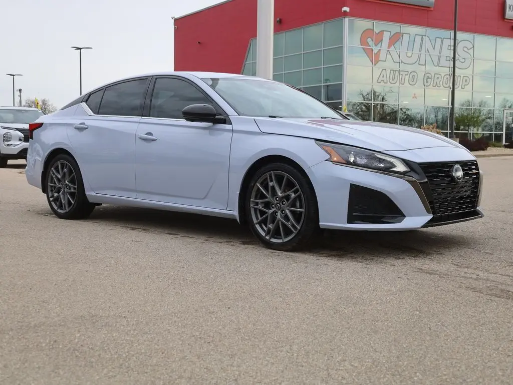 Used 2023 Nissan Altima SR with VIN 1N4AL4CVXPN339796 for sale in Madison, WI