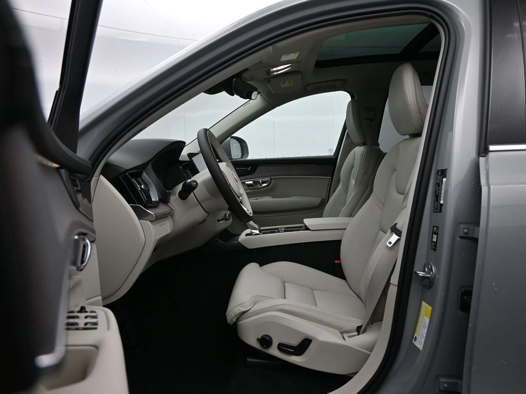 2026 Volvo - image 21