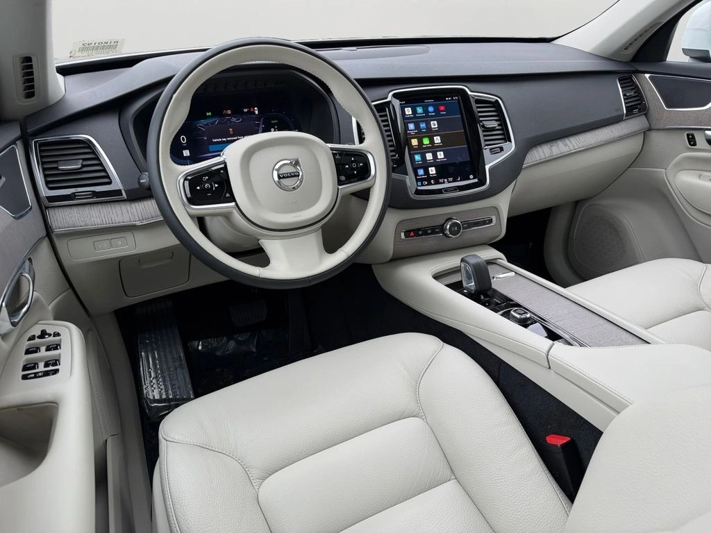 2025 Volvo - image 12