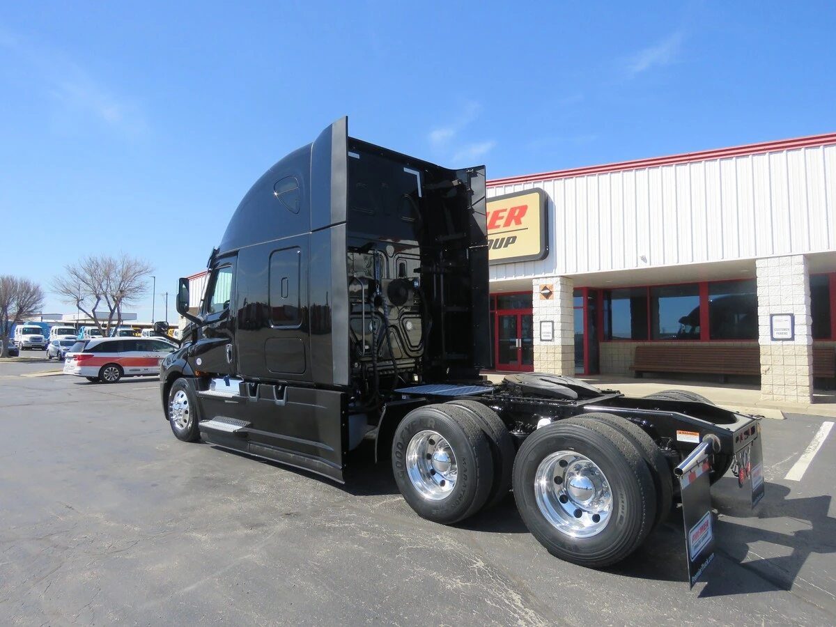 2022 Freightliner Cascadia - image 3