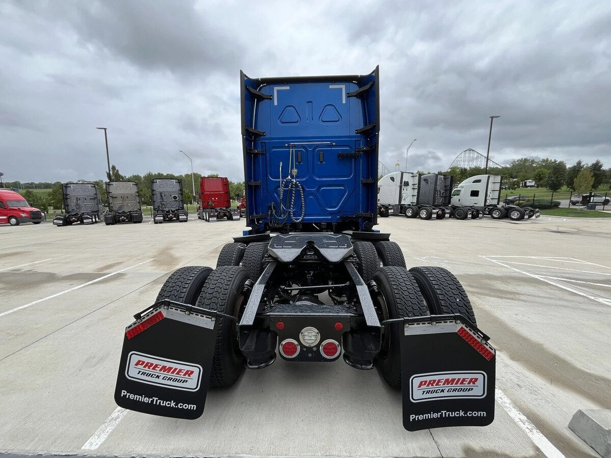 2022 Freightliner Cascadia — photo 8