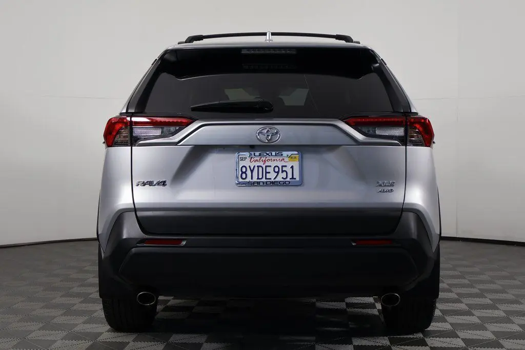 2021 Toyota RAV4 XLE Premium photo 5
