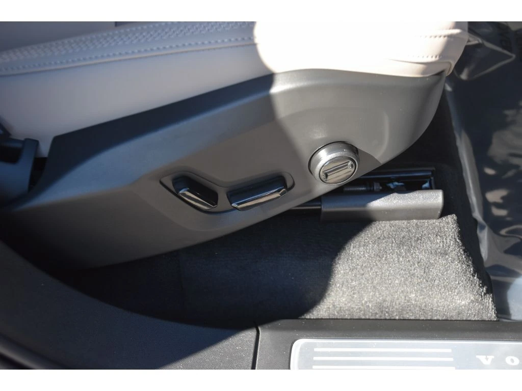 2026 Volvo - image 32