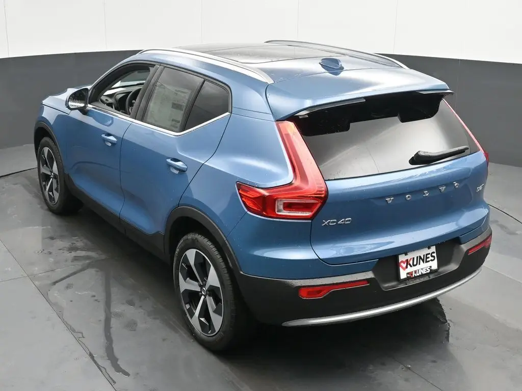 2025 Volvo - image 38