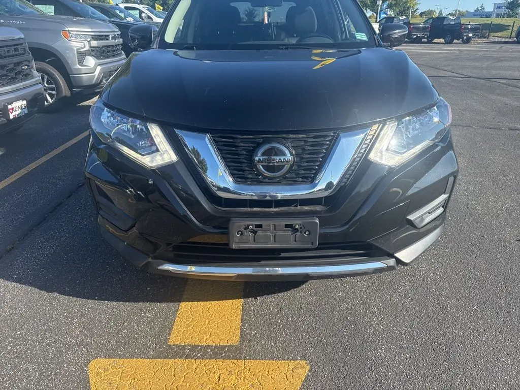 2020 Nissan Rogue SV photo 2