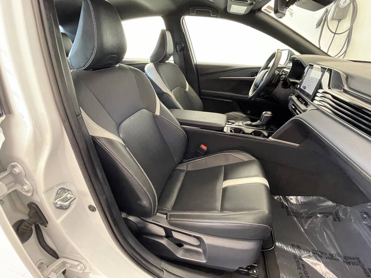 2025 Toyota Camry SE - Photo 13