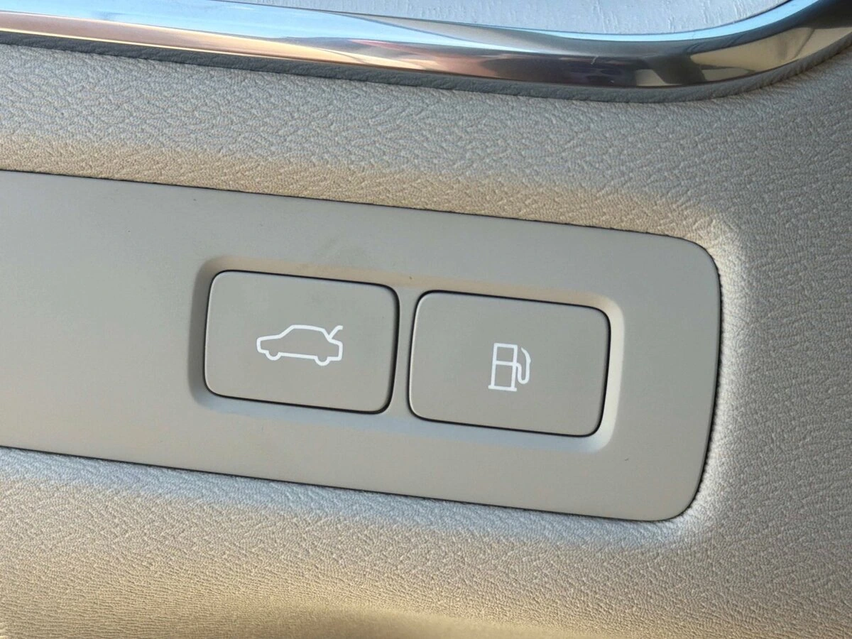 2026 Volvo - image 32