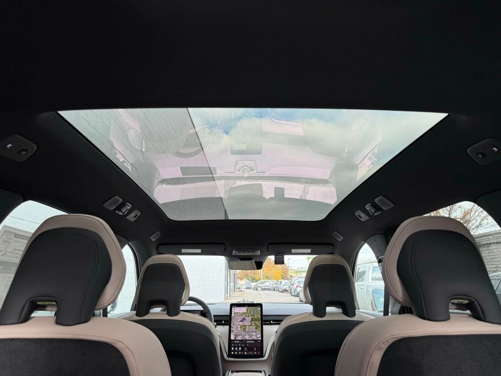 2025 Volvo - image 30