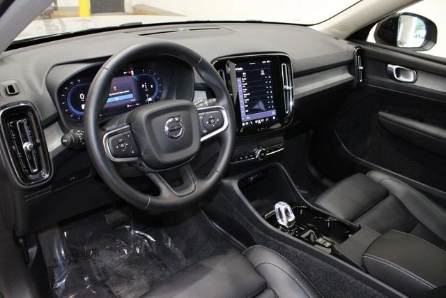 2025 Volvo - image 23