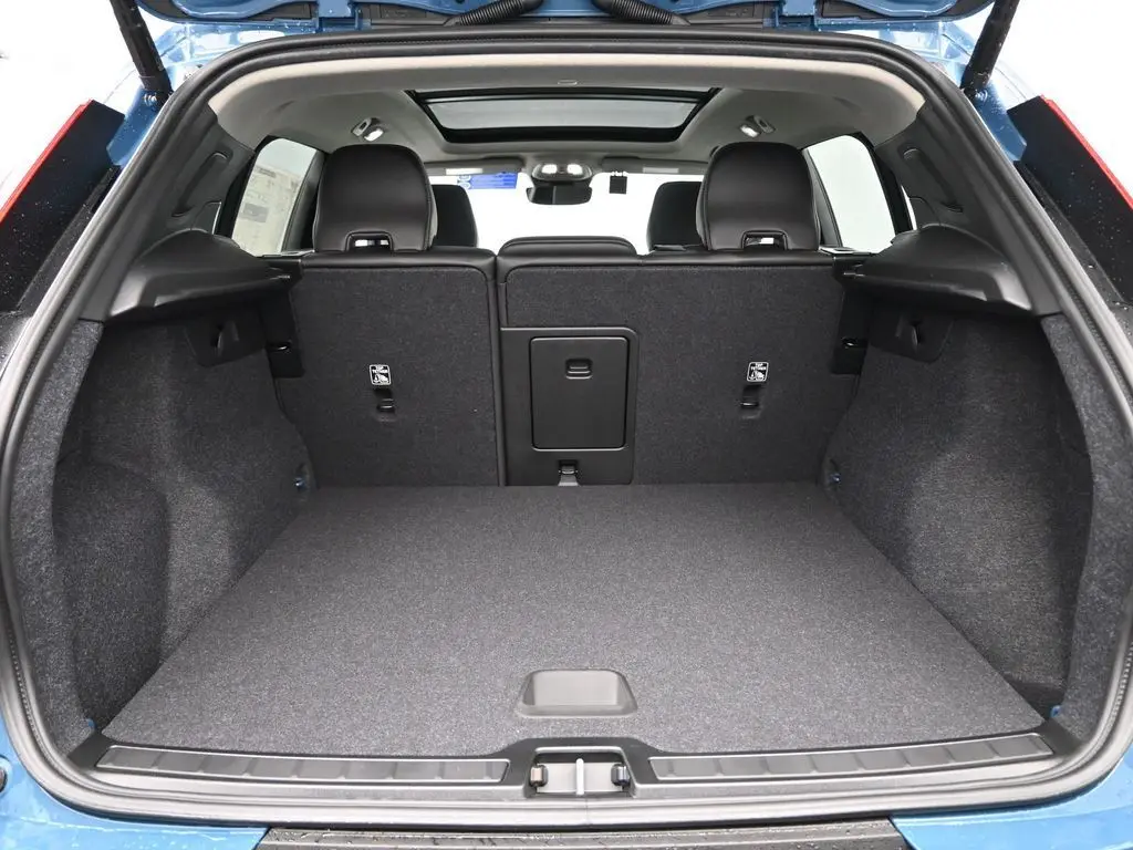 2025 Volvo - image 26